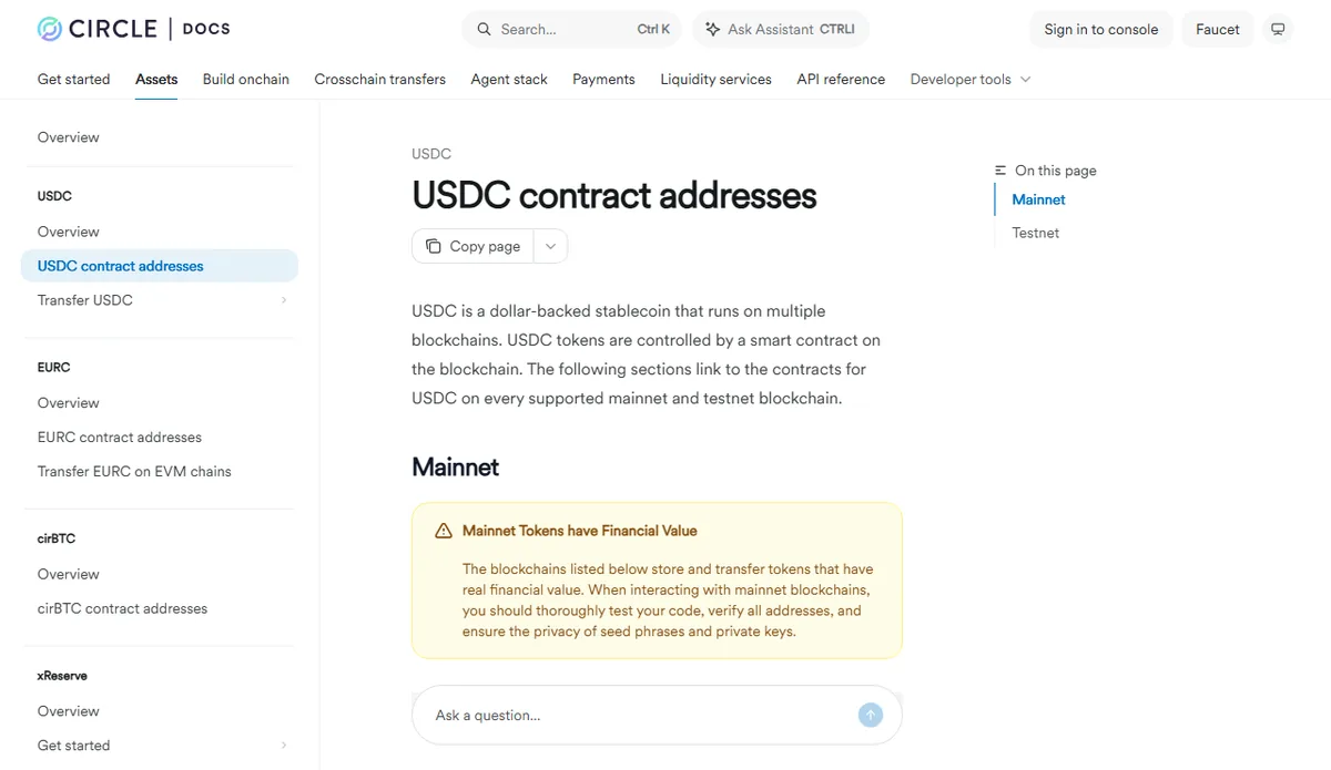 Circle 开发者文档 USDC contract addresses 页面，说明 USDC 由各条链上的智能合约控制，下方分 Mainnet 和 Testnet 列出合约地址